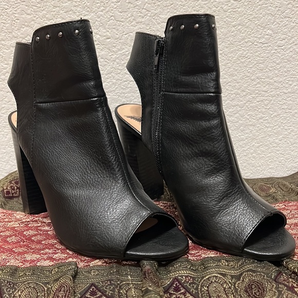 Penny Loves Kenny Size 8 Black Open Heal, Zip up Studded Ankle Boots Like New - Picture 3 of 9